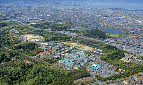 写真:空撮から撮影した滋賀医科大学
