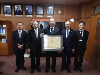左から：岩瀬理事、上本学長、日本テクノ株式会社　渡邉代表、遠山理事、中島次長