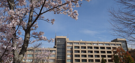 写真:春の滋賀医科大学外観