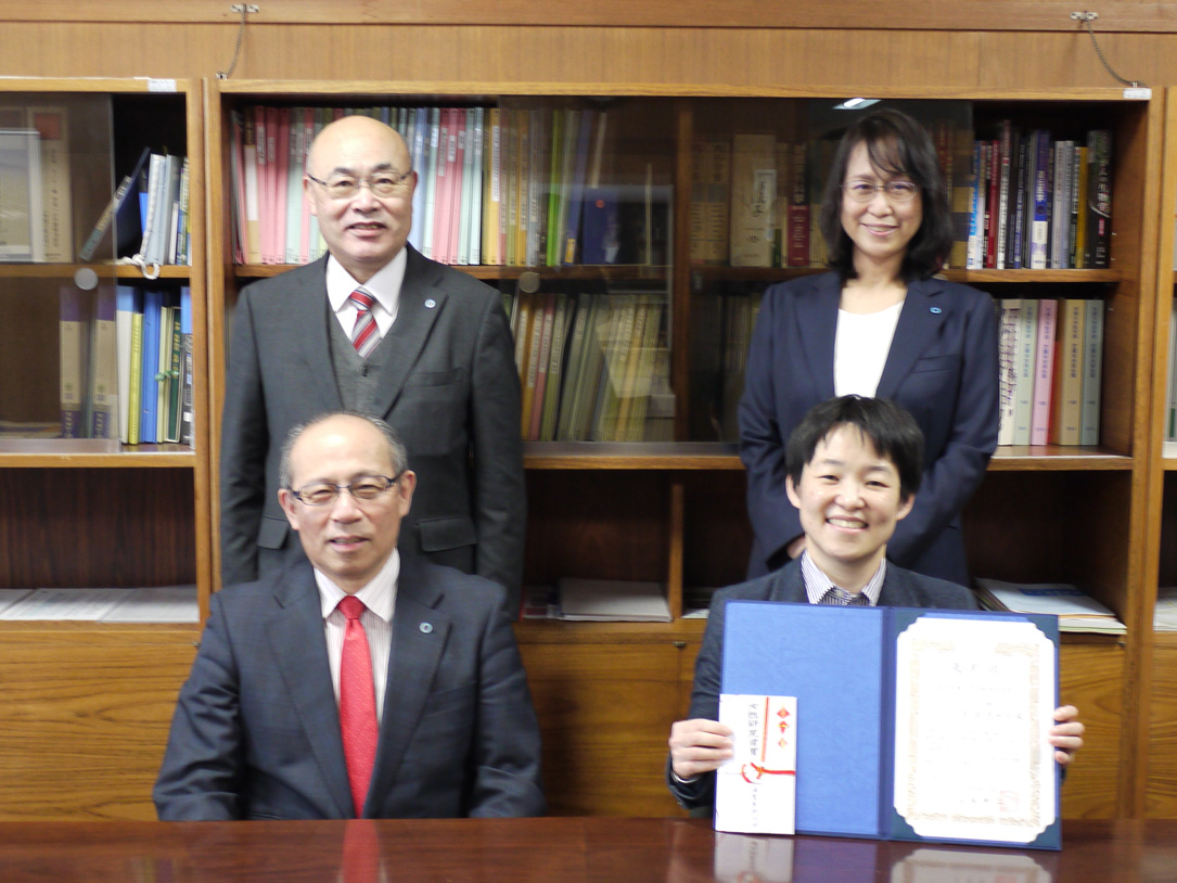 写真:受賞者と学長、遠山理事