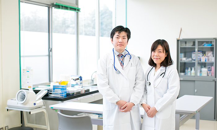 Photo: Two doctors line up