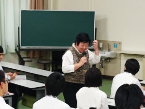 写真：小山准教授による講義風景