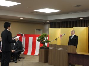 写真：塩田学長の告辞