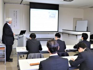 写真：松浦特任教授による産学連携概論の講義