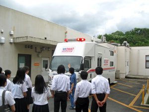 写真：ＤＭＡＴ車両の見学の様子