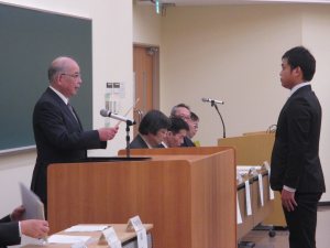 写真：代表学生への認定証書授与