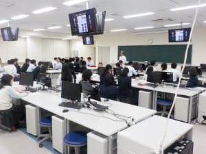 写真：相見教授による講義風景