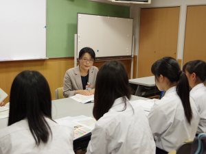 写真：白坂講師（学内）による説明の様子