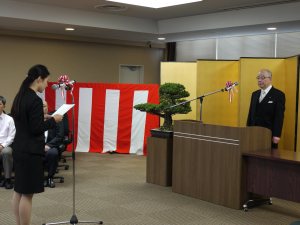 写真：塩田学長の告辞