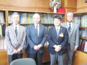 写真：左から小笠原理事・副学長、塩田学長、小寺衆議院議員、 吉田秘書