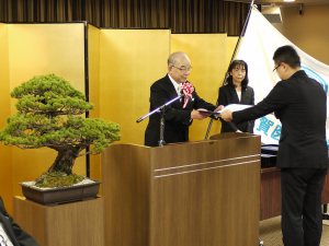 写真：学位記の授与