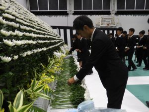 写真：学生献花