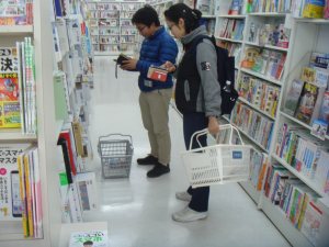 写真：選書ツアー、本を吟味する学生