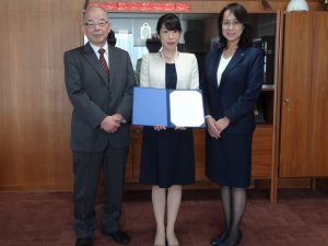 写真：左より、塩田学長、山原助教、尾松学長補佐（男女共同参画担当）