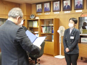 写真：上本学長から貝田講師（学内）へ表彰状を授与