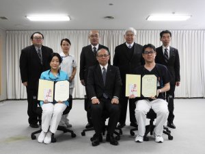 写真：本学役員等と受賞者