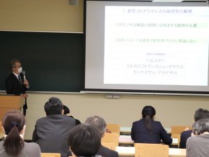 写真：病理学講座伊藤教授による講演