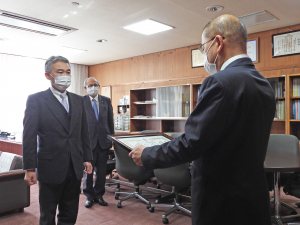 一杉正仁教授(左)と野﨑秀喜刑事部長(右)