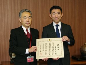 一杉教授（左）と中村本部長（右）