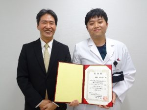 （左）医師臨床教育センター川崎拓教授・センター長、（右）西山理久医師