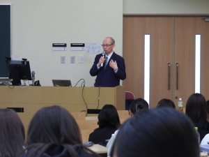 学生からの質問に答える上本学長