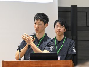 プレゼン発表を行う松山さん（左）と亀田さん（右）