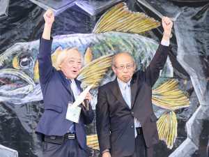 上本学長（右）と永田湖医会会長（左）による 開会宣言