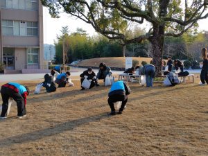 中庭「さざなみガーデン」での落ち葉拾い・除草