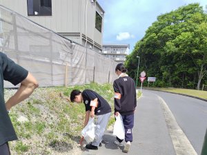 患者駐車場付近道路のごみ拾い