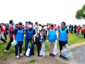 多くの清掃ボランティアが集まったピアザ淡海前