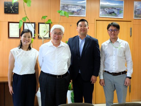病院長室（左より　本学職員Batchimegさん、田中病院長、Bayasgalan病院長、本学大学院生Battulgaさん）