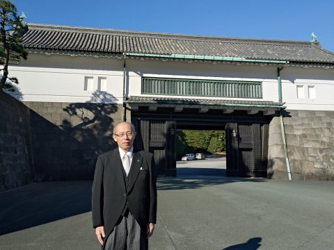 上本伸二学長（皇居・坂下門前）