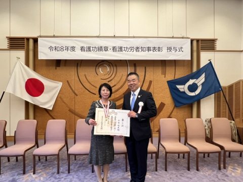 授与式の様子（左：小寺看護部長、右：三日月滋賀県知事）