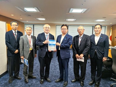 上野賢一郎厚生労働省大臣（中央右）、宮本和宏参議院議員（右端）と本学関係者 （2026年７月15日、厚生労働省大臣室にて）