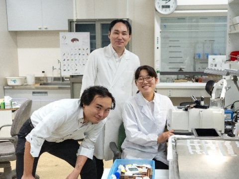 （左）生野助教、（中央）金田准教授、（右）寒出さん