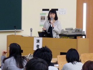 日置薬剤主任の講演 写真:日置薬剤主任