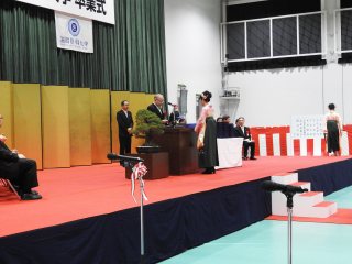 学位記の授与 写真:学位記の授与