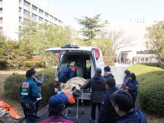 救急車による搬送の様子 写真:救急車による搬送の様子