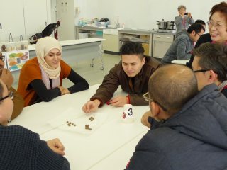 「兵糧丸」の試食 写真:「兵糧丸」の試食
