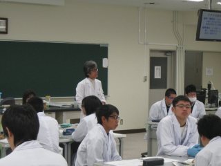 相見教授による実験・実習1 写真:相見教授による実験・実習