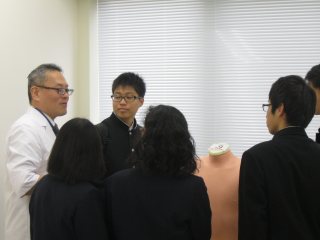 スキルズラボでの呼吸音聴診トレーニングシステムの説明1 写真:スキルズラボでの呼吸音聴診トレーニングシステムの説明