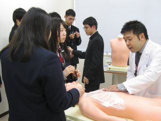 スキルズラボでの呼吸音聴診トレーニングシステムの説明2 写真:スキルズラボでの呼吸音聴診トレーニングシステムの説明