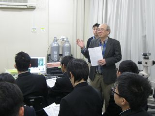 電子顕微鏡の操作説明 写真:電子顕微鏡の操作説明