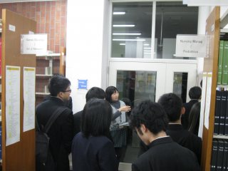 附属図書館の見学の様子 写真:附属図書館の見学の様子