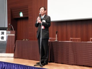 松末病院長による開会の挨拶 写真:松末病院長による開会の挨拶