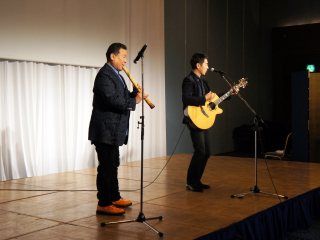 写真：全体懇親会での川本勇さんによるライブ