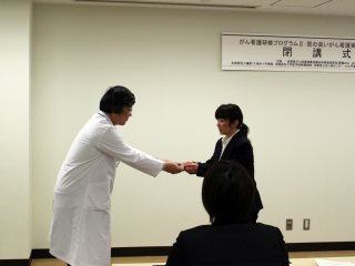徽章授与の様子 写真:徽章授与の様子