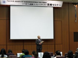 写真：塩田学長による開会の辞