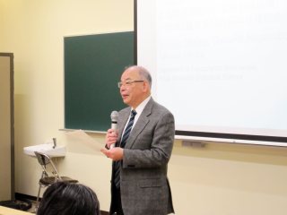 写真：塩田学長の開会挨拶