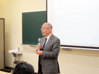 塩田学長の開会挨拶 写真:塩田学長の開会挨拶